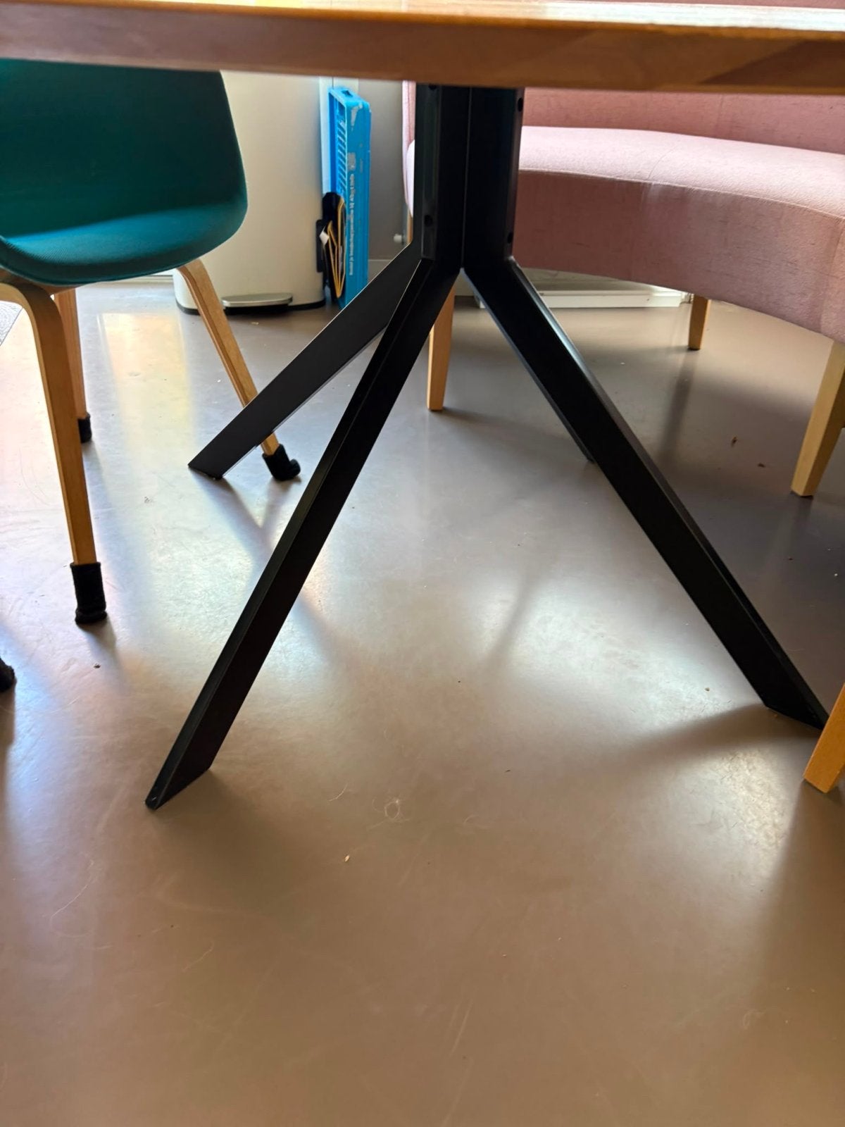 Studio Henk tafel 140 cm blad eiken verjongd, Huis en Inrichting, Tafels | Eettafels, Ophalen, Gebruikt, 100 tot 150 cm, Vier personen