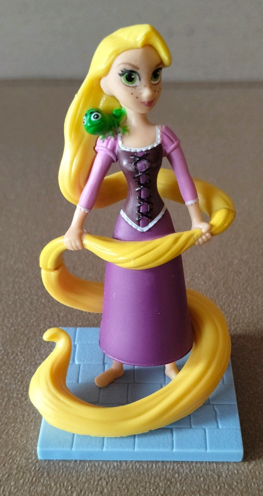 Disney Rapunzel met Pascal - Jakks Pacific, Verzamelen, Disney, Zo goed als nieuw, Beeldje of Figuurtje, Overige figuren, Verzenden