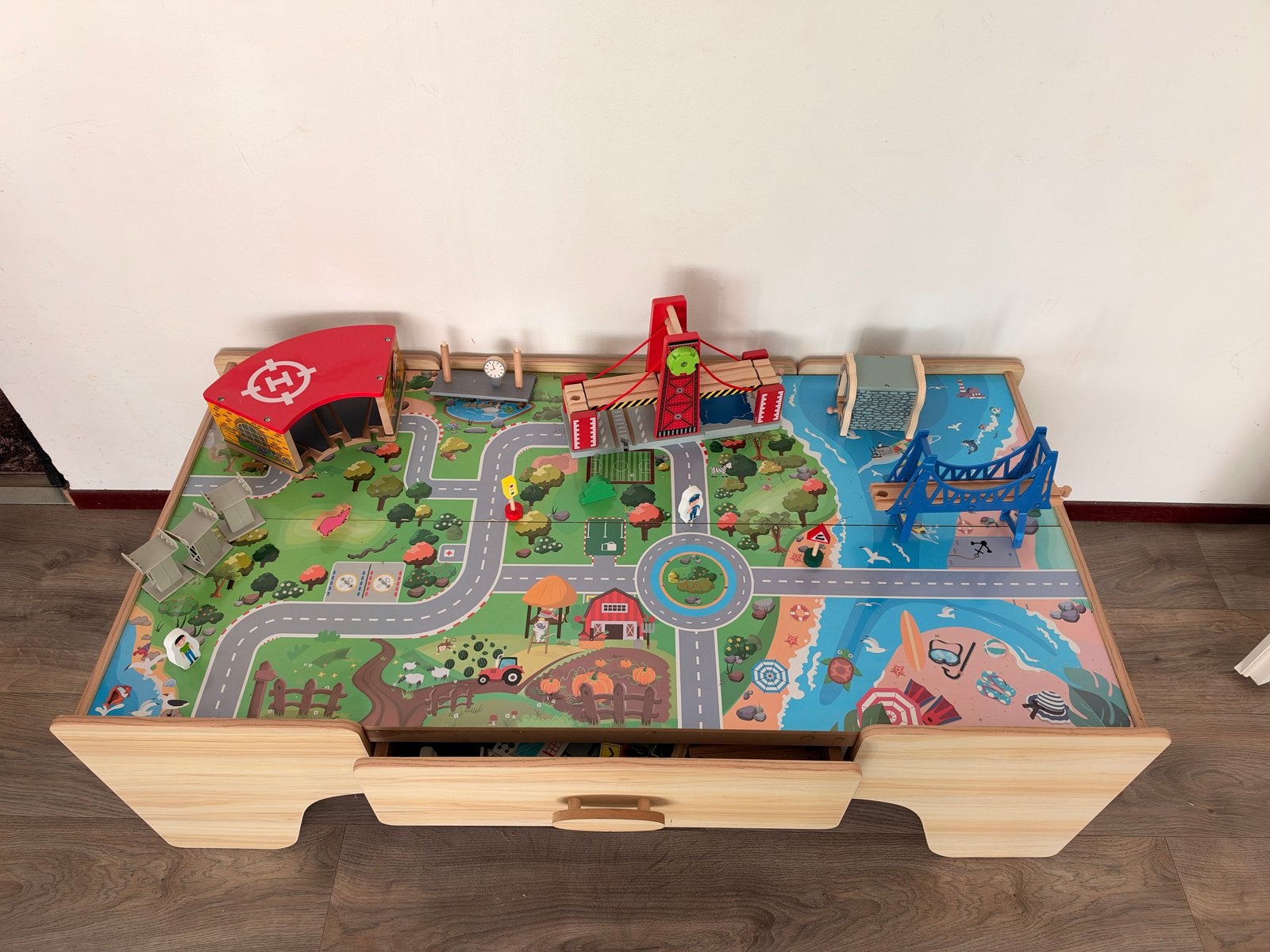 Grote houten speeltafel met treinbaan en accessoires, Kinderen en Baby's, Ophalen, Gebruikt, Meubelstuk of Keukentje