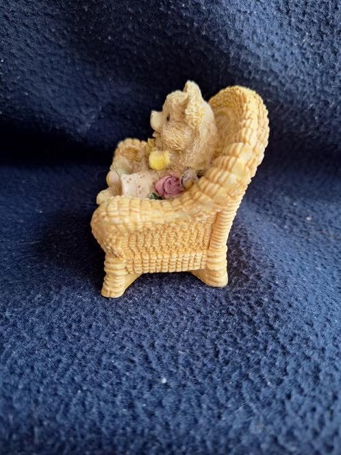Beeldje beer in rieten stoel h, Onbekend, Cherished Teddies, Onbekend, Cherished Teddies