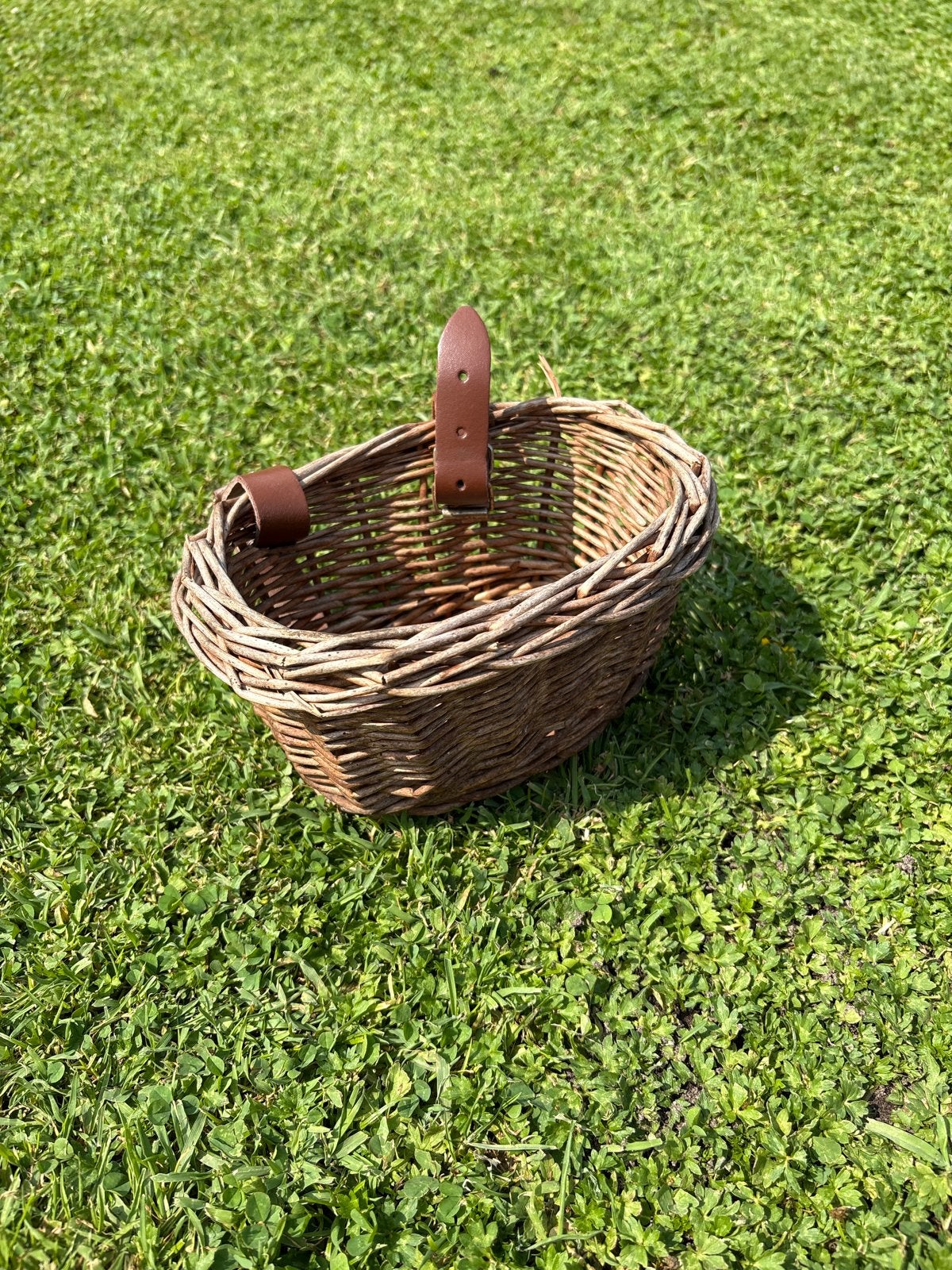 Rotan fietsmandje met leren riempjes, Ophalen, Gebruikt, Fietsmand, Stuurbevestiging