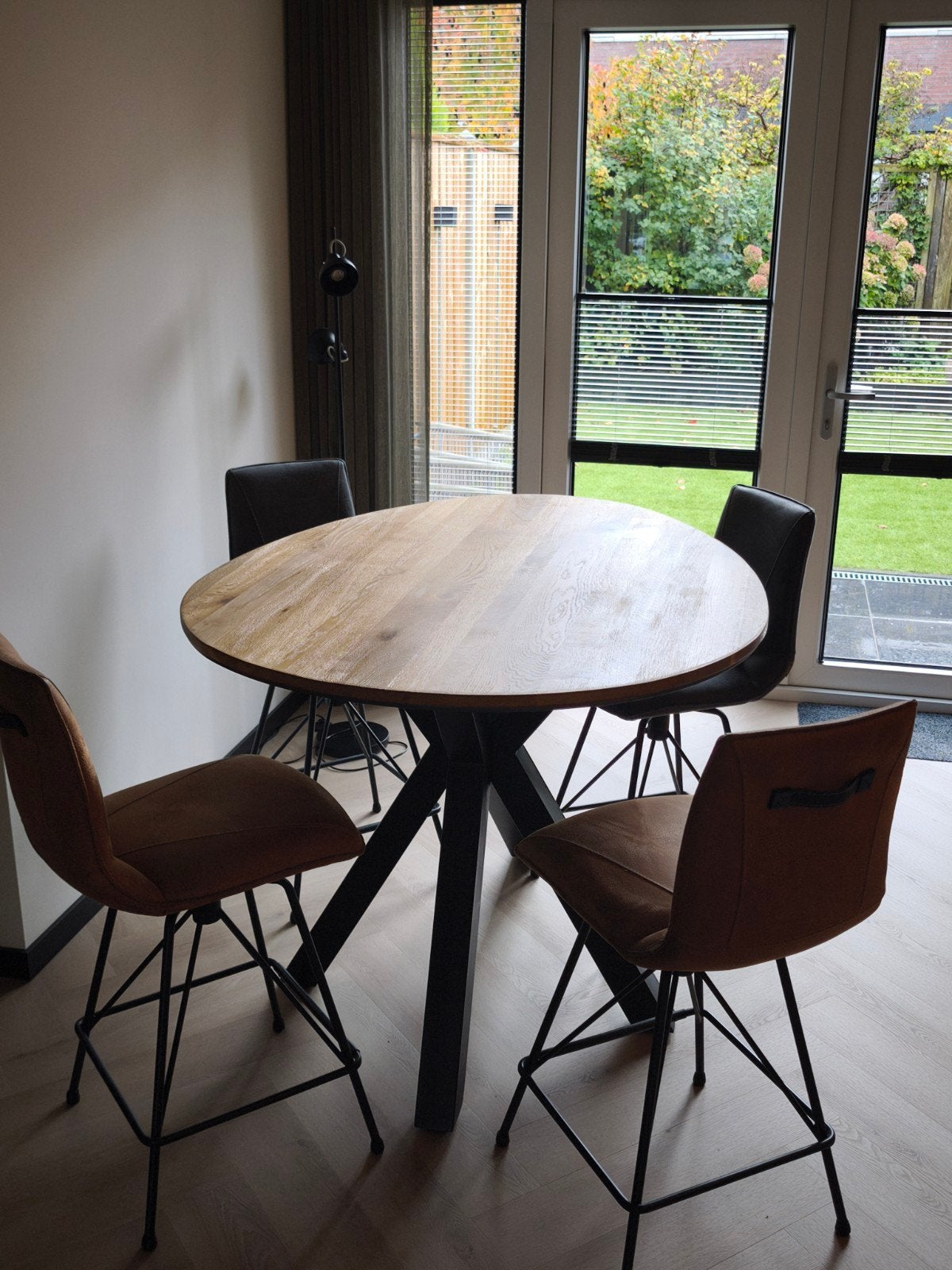 Eikenhouten bar/ eettafel met stalen X-poot en 4 barkrukken, Ophalen, Gebruikt, 100 tot 150 cm, Modern, Industrieel