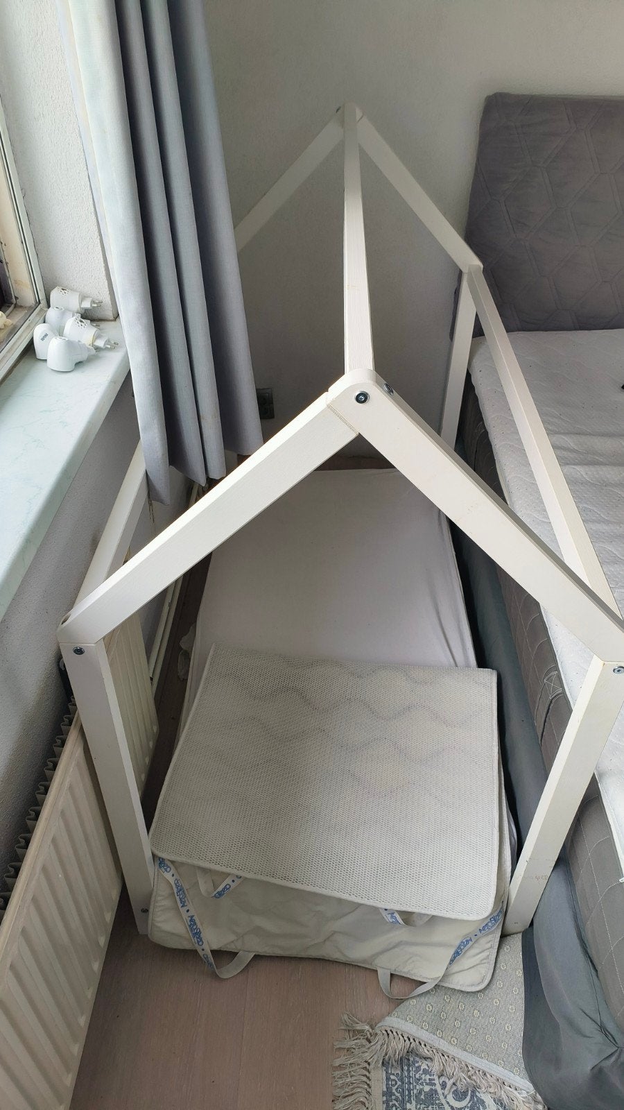 kinderbed 140x70cm in zeer goede staat + Matras + aerotopper, Ophalen, 70 tot 85 cm, Zo goed als nieuw, Matras