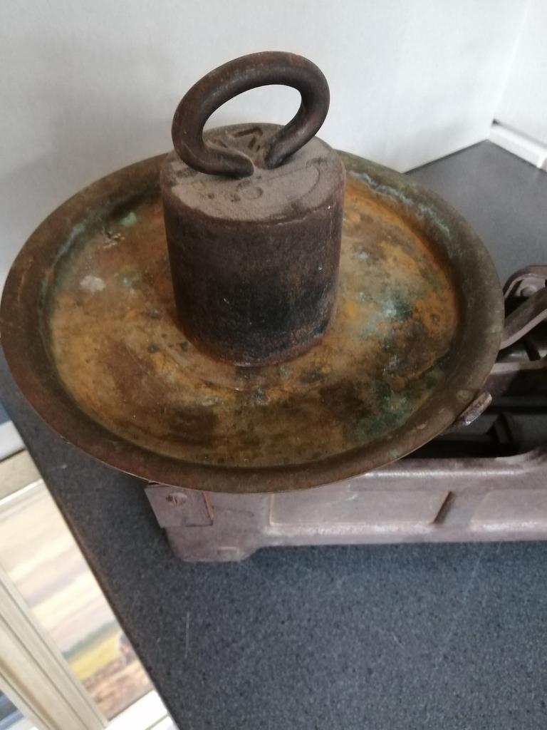 Zeer oude zware weegschaal compleet met 2 gewichten 50x20 cm, Antiek en Kunst, Curiosa en Brocante, Ophalen