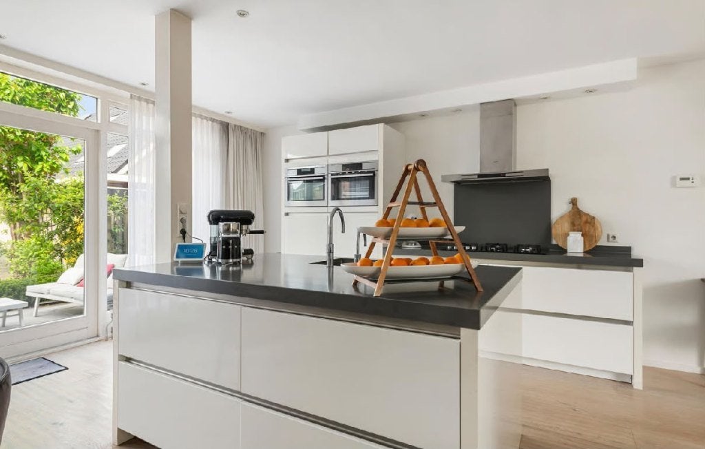 MODERNE MAT WITTE EILANDKEUKEN INCL. AEG APPARATUUR – €2.990, Wit, Overige typen, Ophalen of Verzenden, Zo goed als nieuw