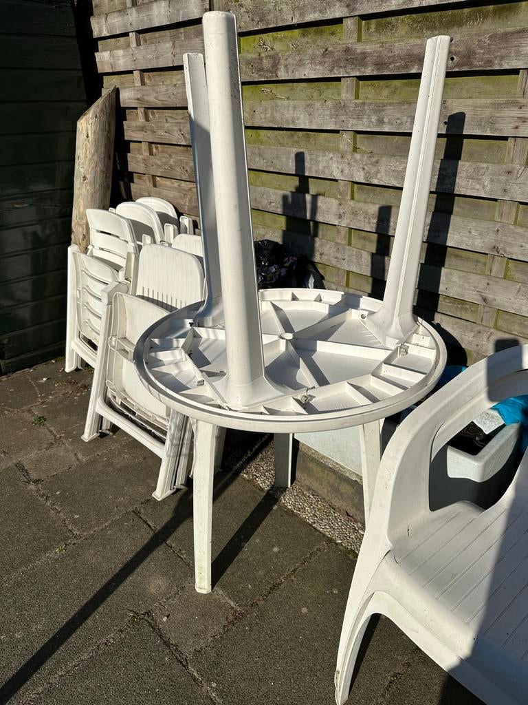Ronde plastic tafel wit + 3 stapelstoelen, Tuin en Terras, Tuintafels, Ophalen of Verzenden, Gebruikt, Rond, Plastic