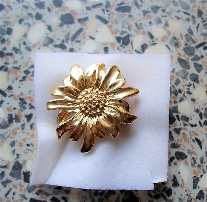 Broche Margriet. Verguld., Ophalen of Verzenden, Zo goed als nieuw, Goud, Overige materialen