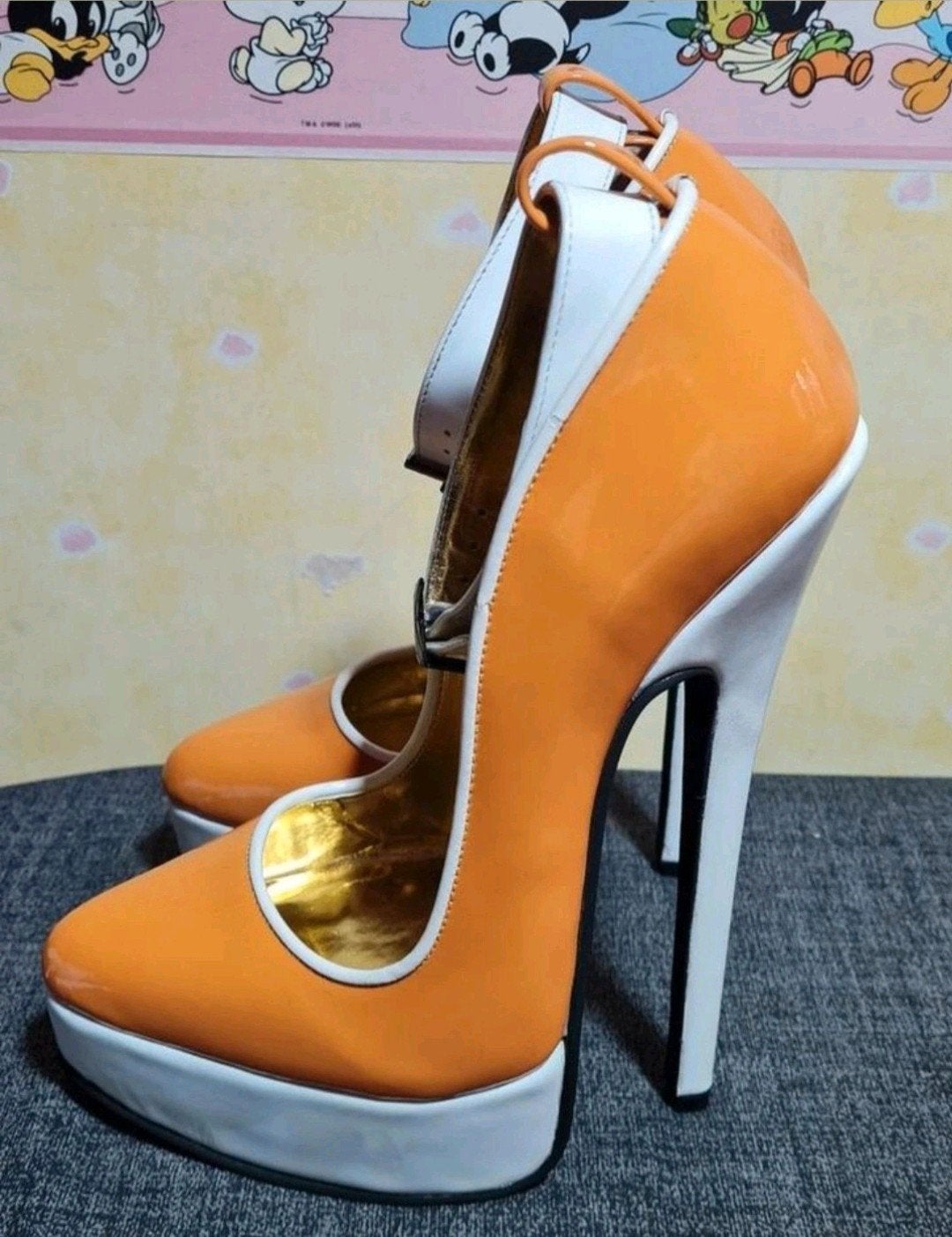 Nieuwe, opvallende oranje Wonderheels maat 43, ook in blauw, Nieuw, Oranje, Ophalen of Verzenden, Schoenen met hoge hakken