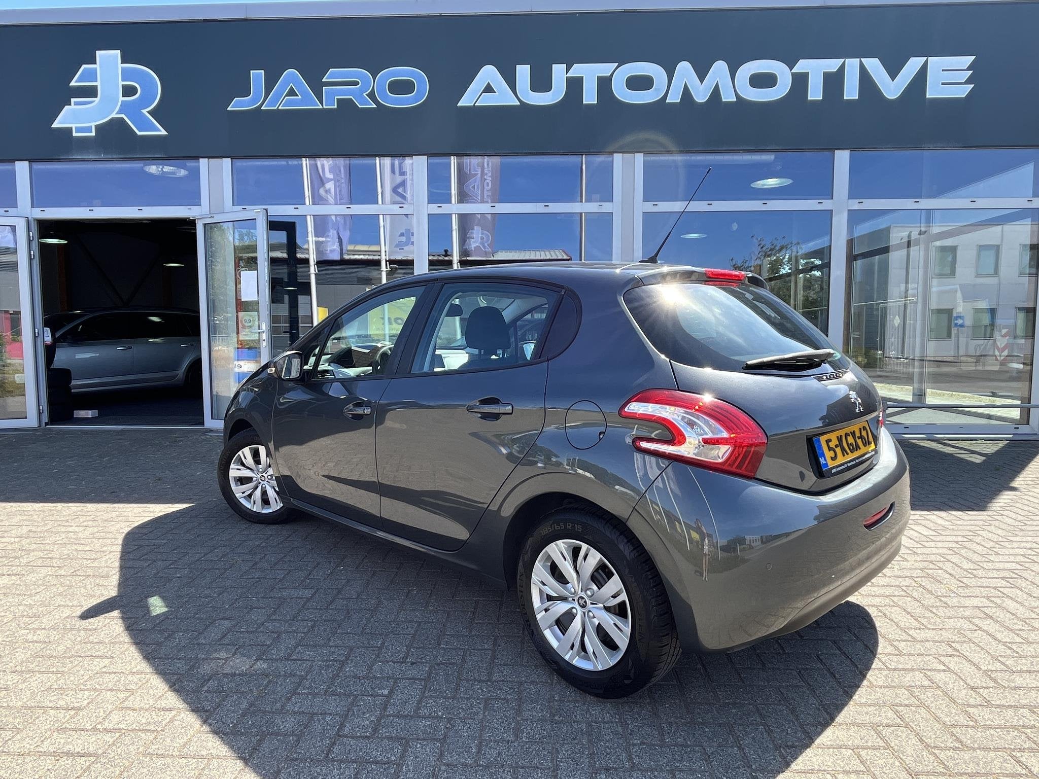 Peugeot 208 1.2 VTi Envy | Cruise Control | PDC achter | Nav, Euro 5, Stof, Gebruikt, 31 €/maand
