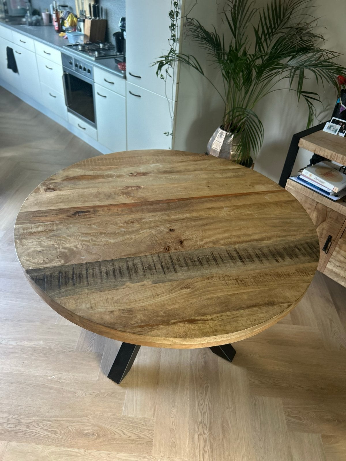Ronde eettafel mangohout 130cm met zwarte X-poten, Ophalen, Gebruikt, 100 tot 150 cm, Rond