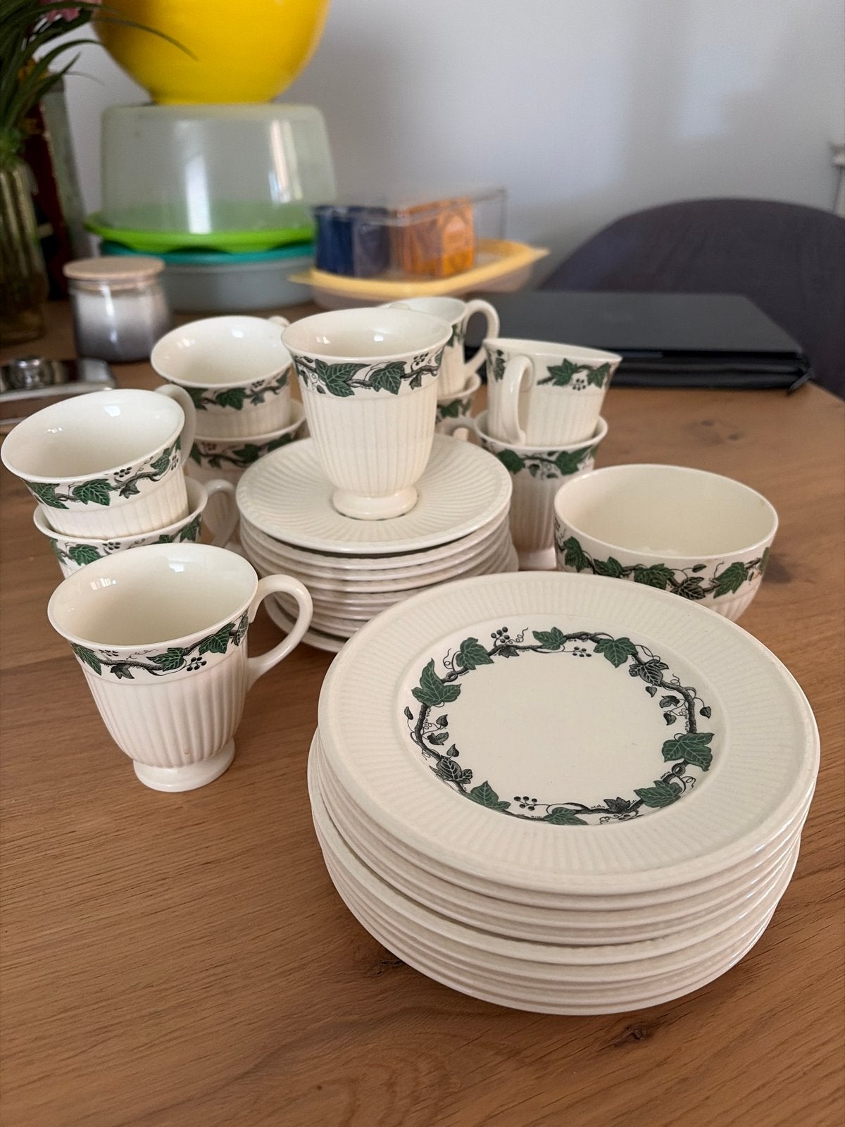Wedgwood servies met klimopmotief - Borden, kopjes, schotels, Ophalen, Gebruikt, Keramiek, Vintage