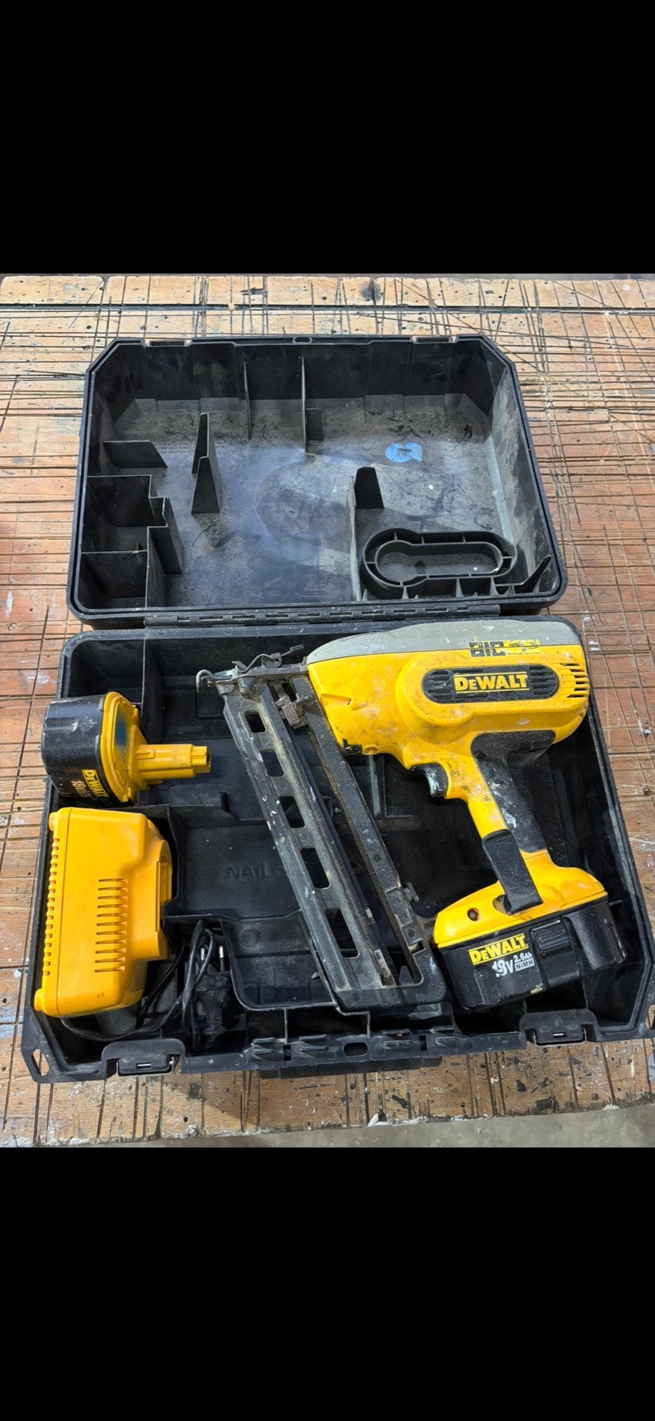 DeWalt tacker met defecte accu's, Ophalen, Gebruikt, Tacker/nietmachine, DeWalt