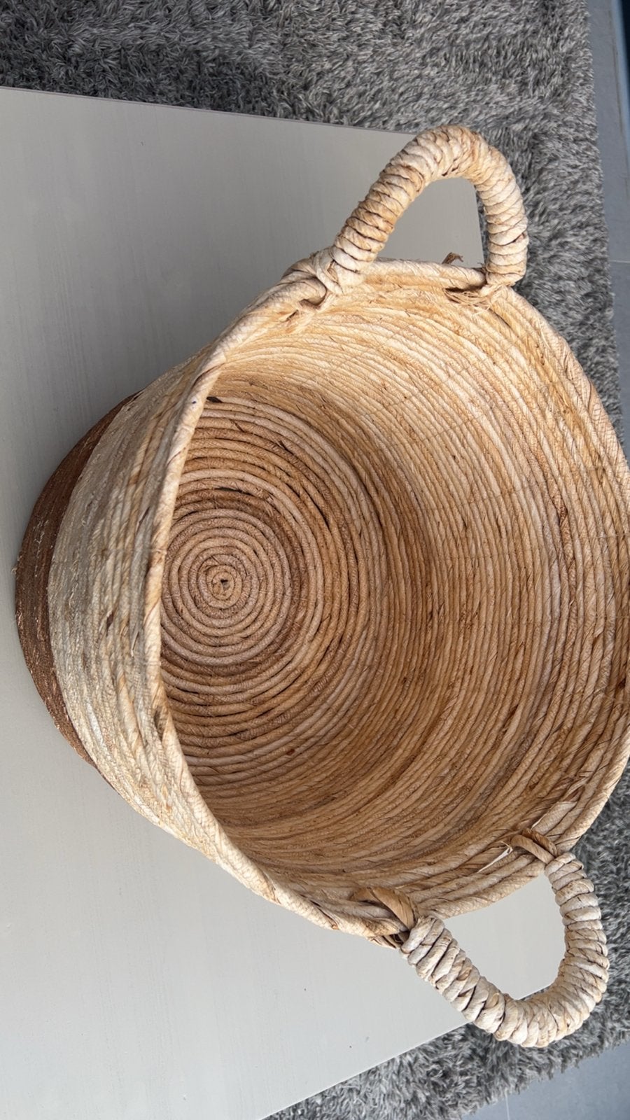 Decoratieve rieten mand met handvatten, Huis en Inrichting, Woonaccessoires | Schalen en Manden, Ophalen, Mand, Rond, Zo goed als nieuw