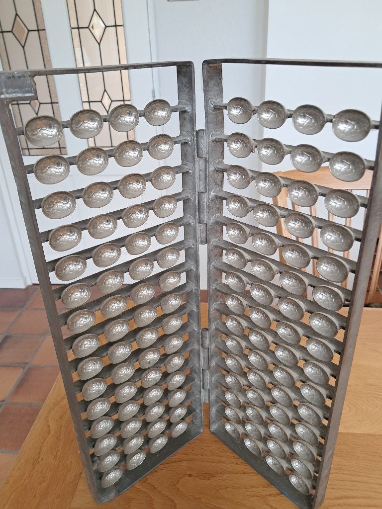 oude metalen gietvorm chocolade eitjes, Ophalen