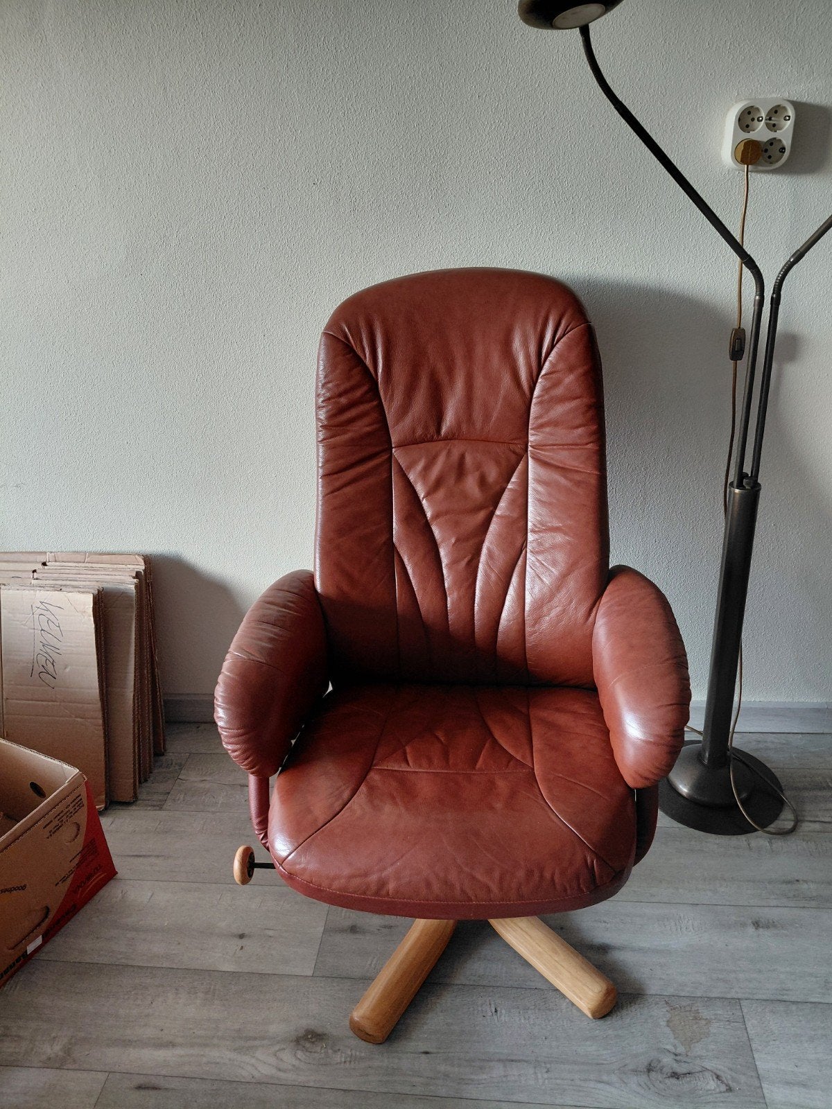 2 draaistoelen met bruine nep lederen bekleding, Gebruikt, Twee, Bruin, Ophalen