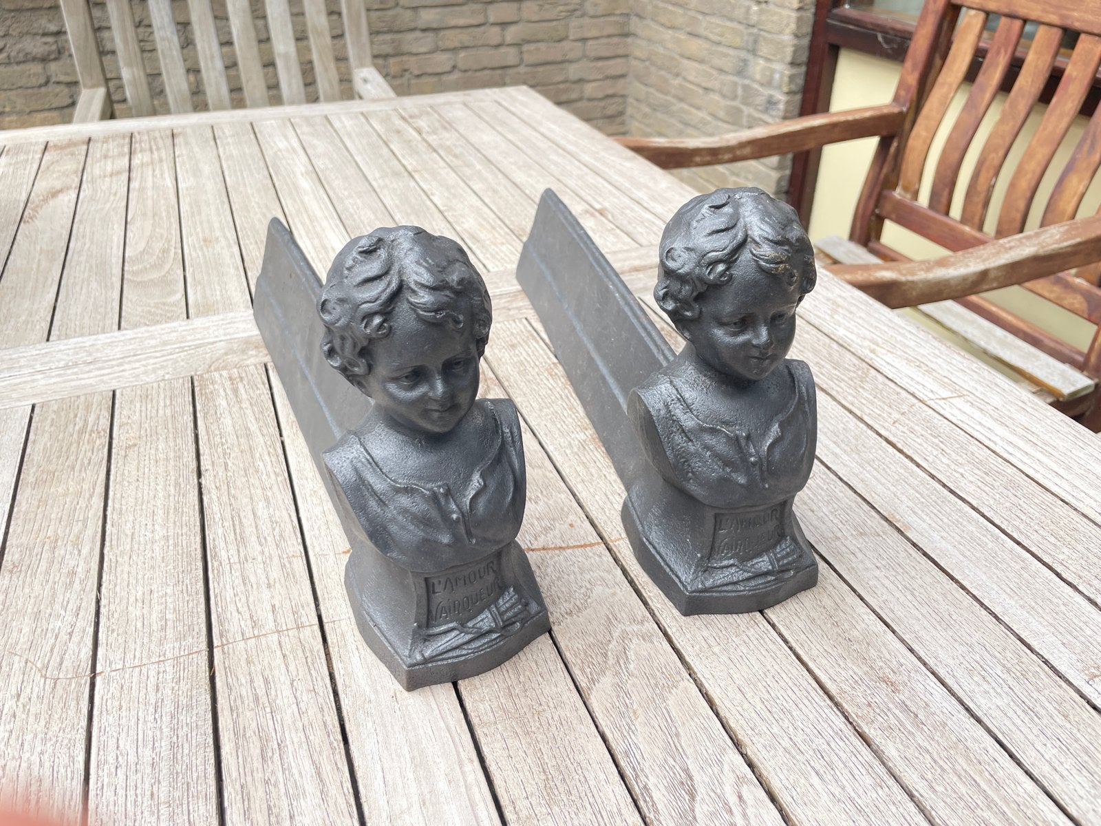 Set van 2 gietijzeren haardbokken - L'amour Vainqueur, Ophalen, Nieuw, Vrijstaande haard, Houthaard