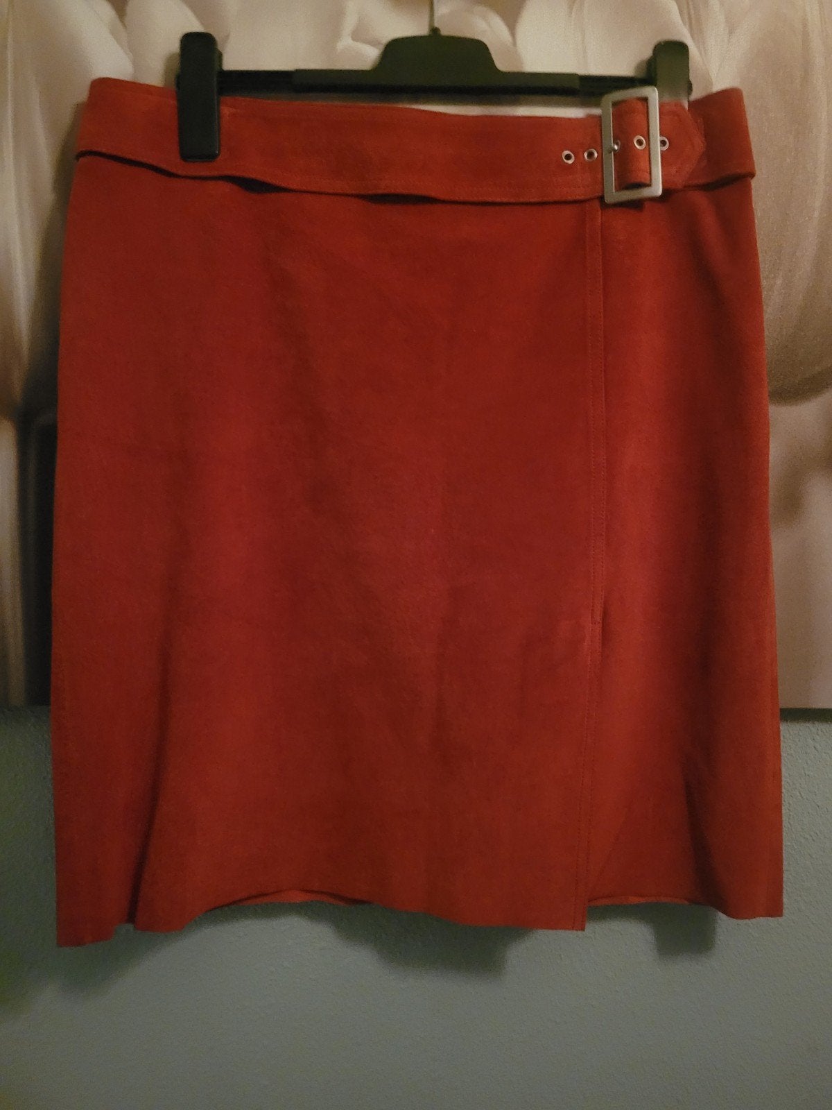 Rood suede rok XL 42, Kleding | Dames, Verzenden, Maat 42/44 (L), Zo goed als nieuw, Boven de knie