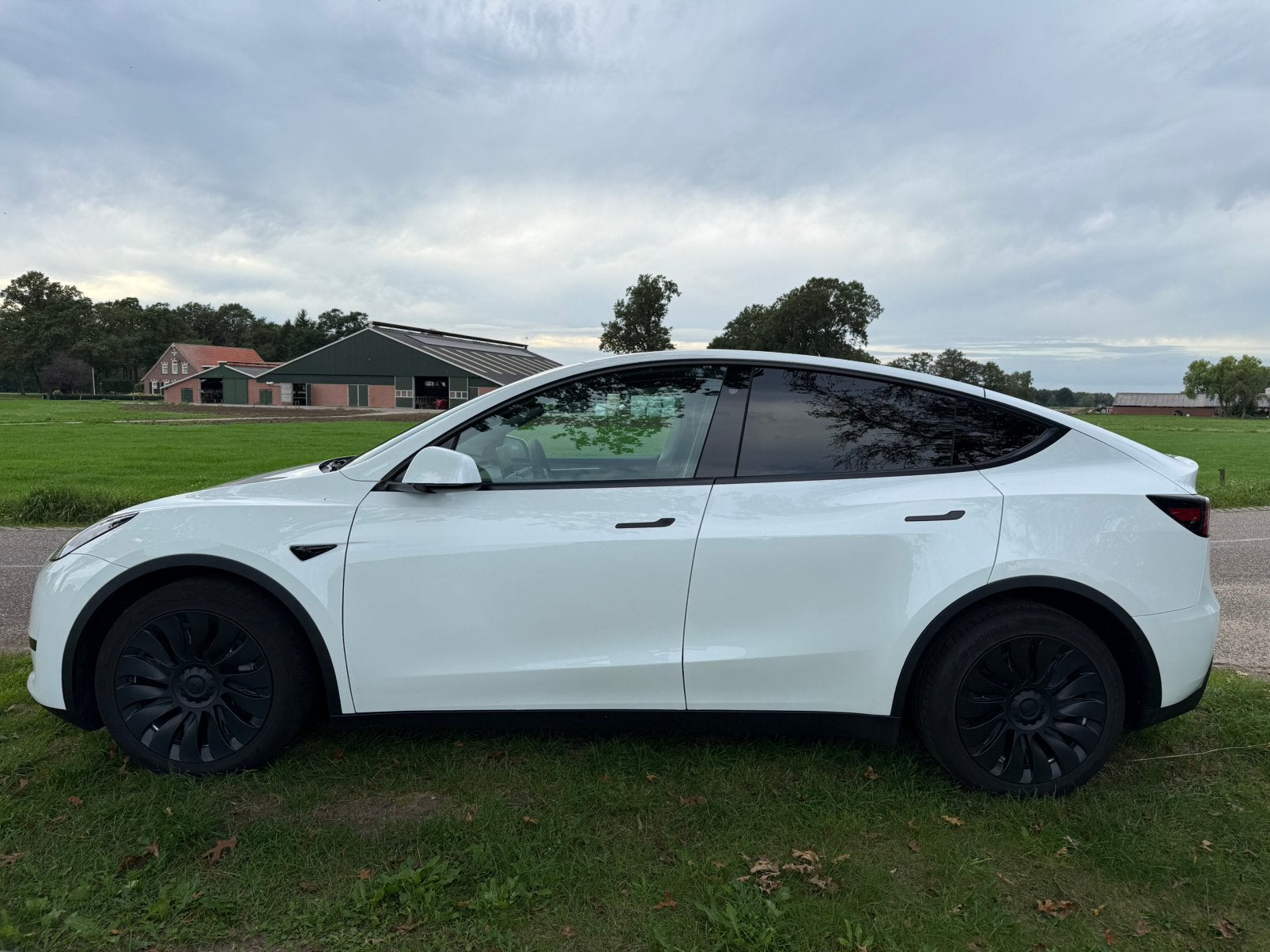 Tesla Model Y RWD 58 kWh 2023 Wit Org. NL, Auto's, Automaat, Achterwielaandrijving, Zwart, 23 min