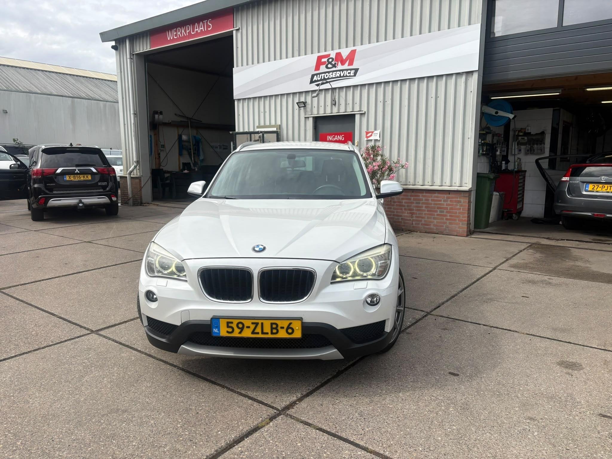 BMW X1 sDrive20i Upgrade Edition Nieuwe APK! Distributiekett, Euro 5, Zwart, 4 cilinders, Wit