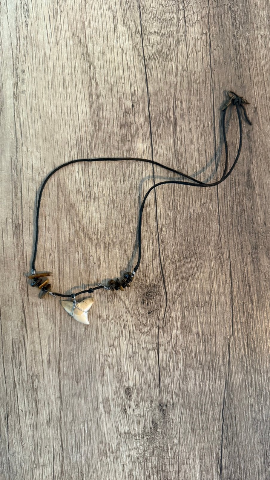 Ketting met haaientand en tijgeroog steentjes, Ophalen, Gebruikt, Bruin, Overige materialen