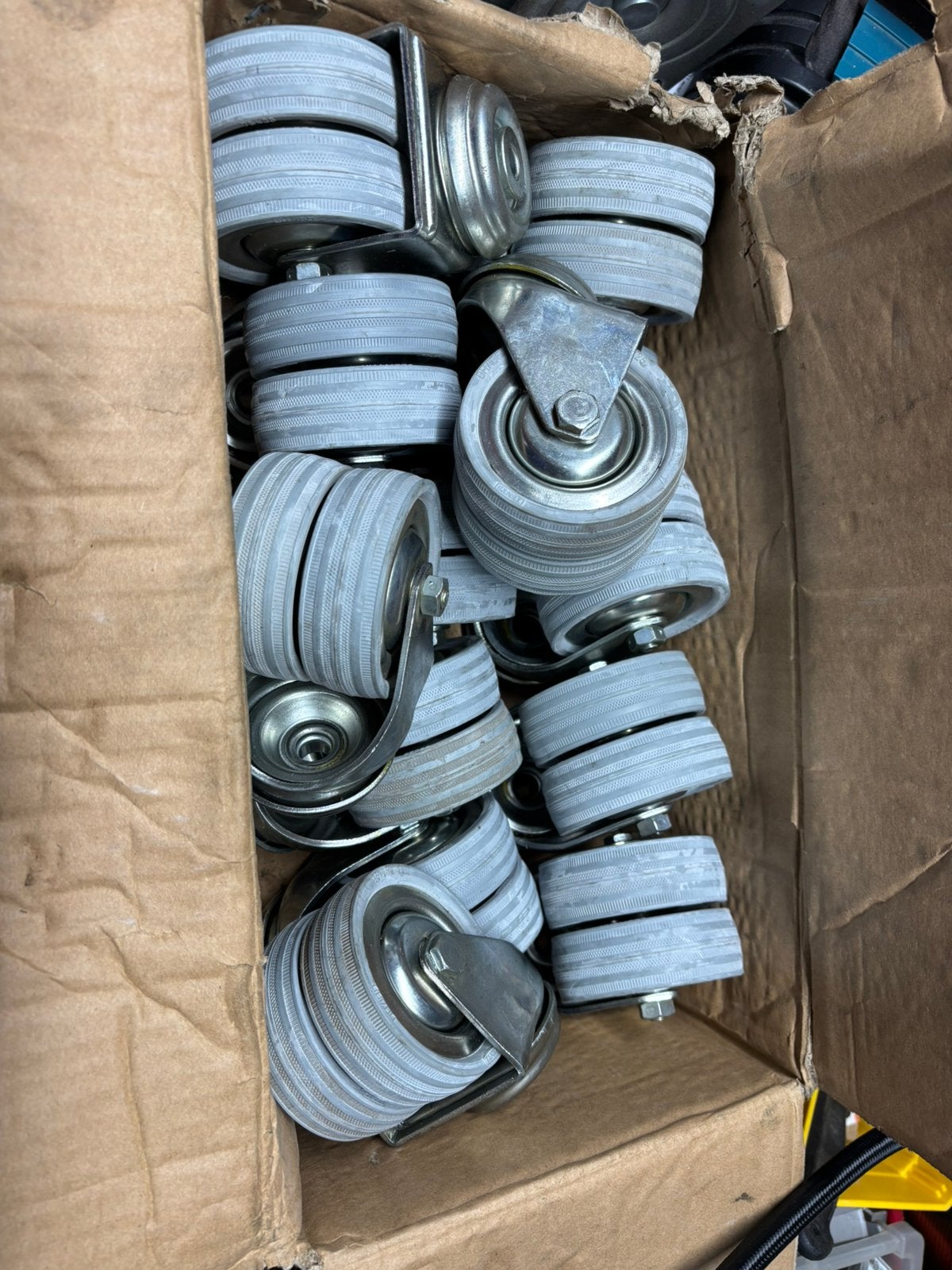 Te koop zwenkwielen dubbele wielen 70 mm 17 stuks, Ophalen of Verzenden, Zo goed als nieuw