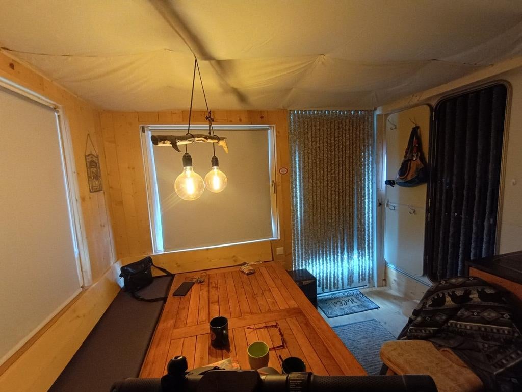 Caravan met sfeervolle houten aanbouw en complete inrichting, Caravans en Kamperen, Particulier, Rondzit, Koelkast