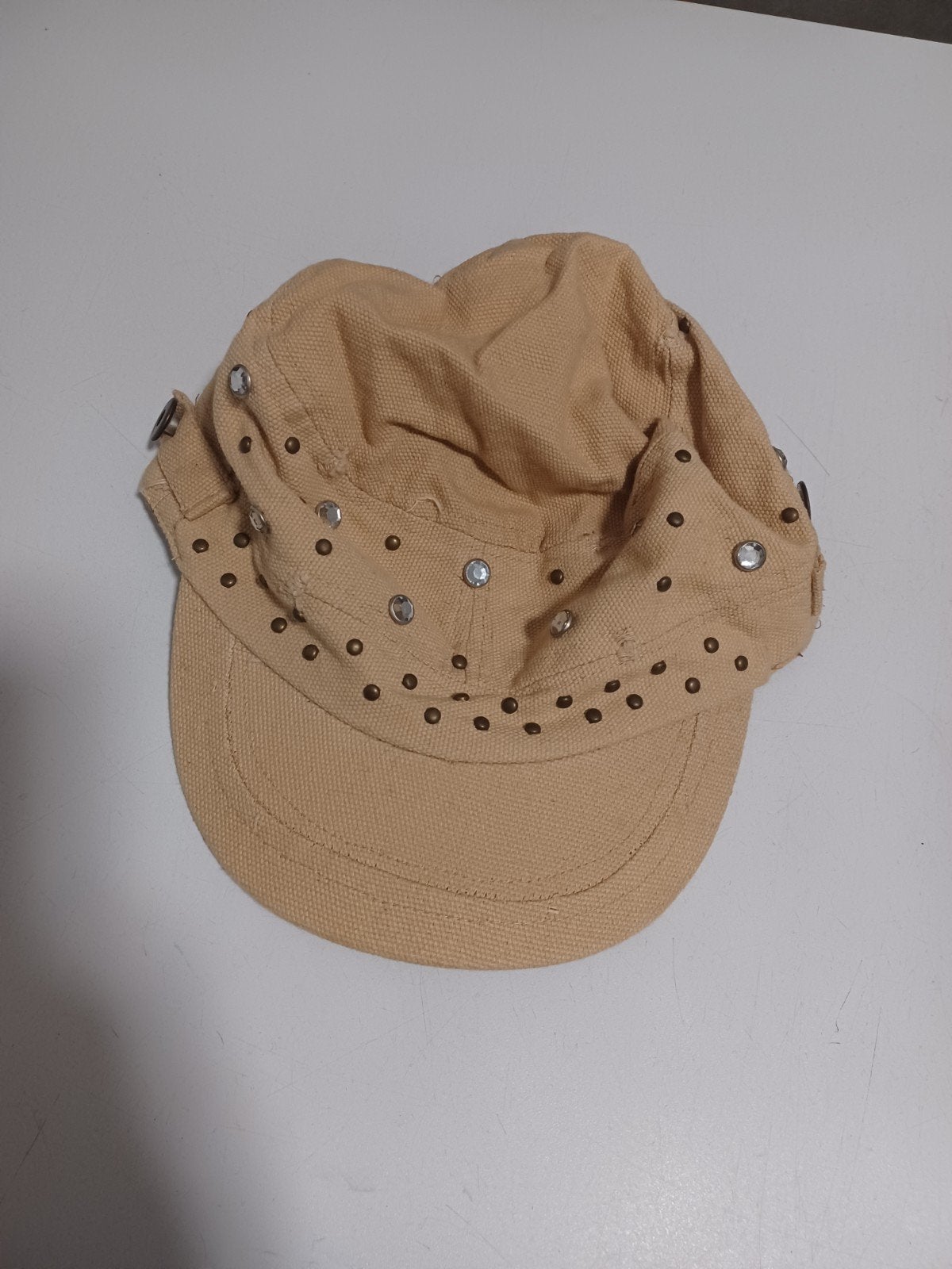 Stoere bruin/beige pet met destroyed look en studs, Ophalen of Verzenden, Gedragen, One size fits all, Pet