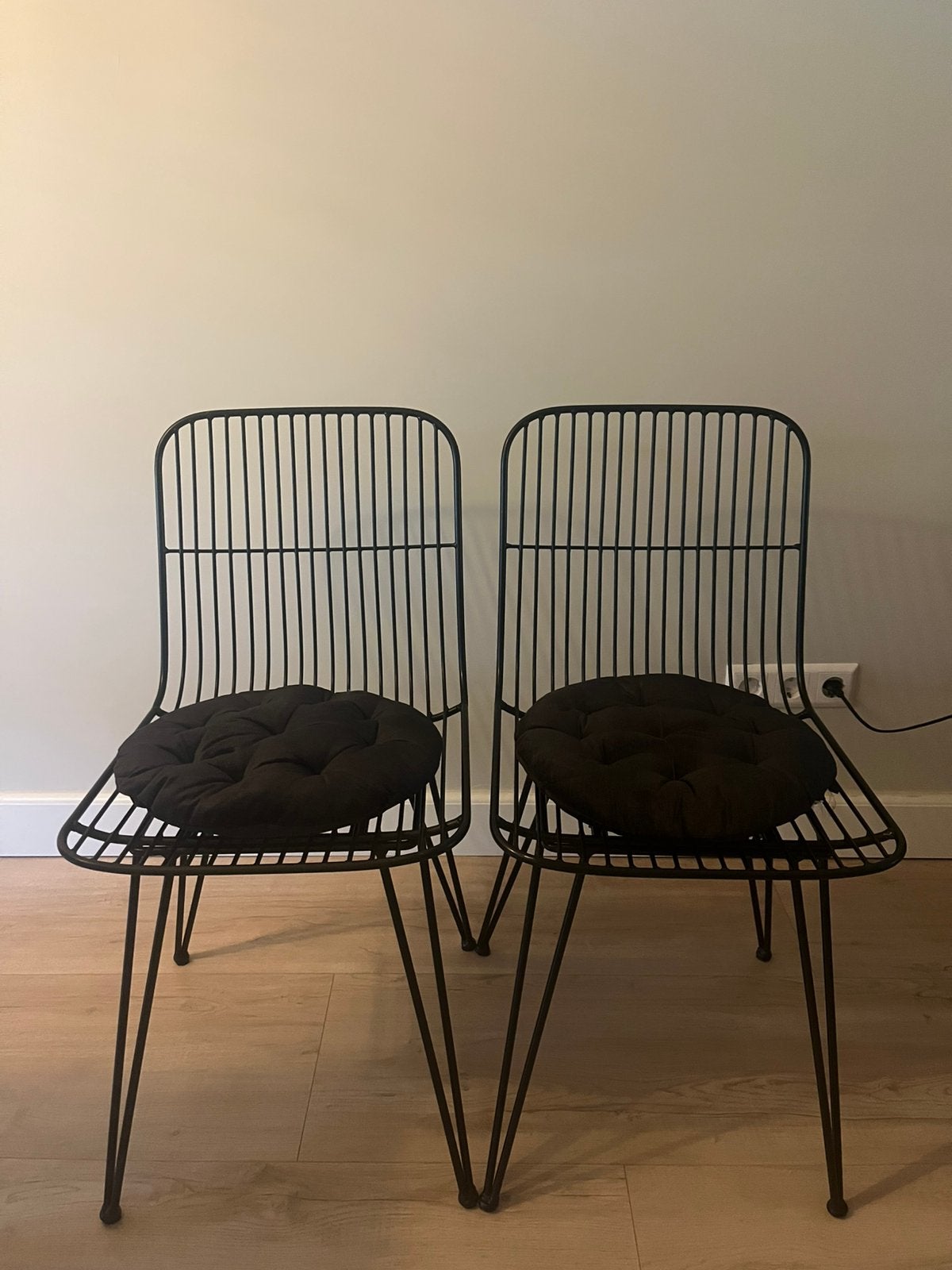 Zwarte, metalen eetkamerstoelen Loods 5, Ophalen, Zo goed als nieuw, Zwart, Twee