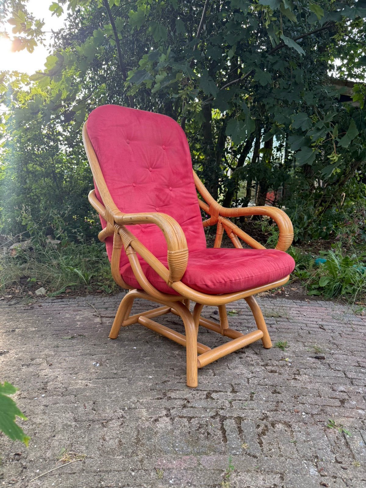 Vintage rotan fauteuil met rood verlours kussen, Ophalen, Riet of Rotan, Zo goed als nieuw, Rood
