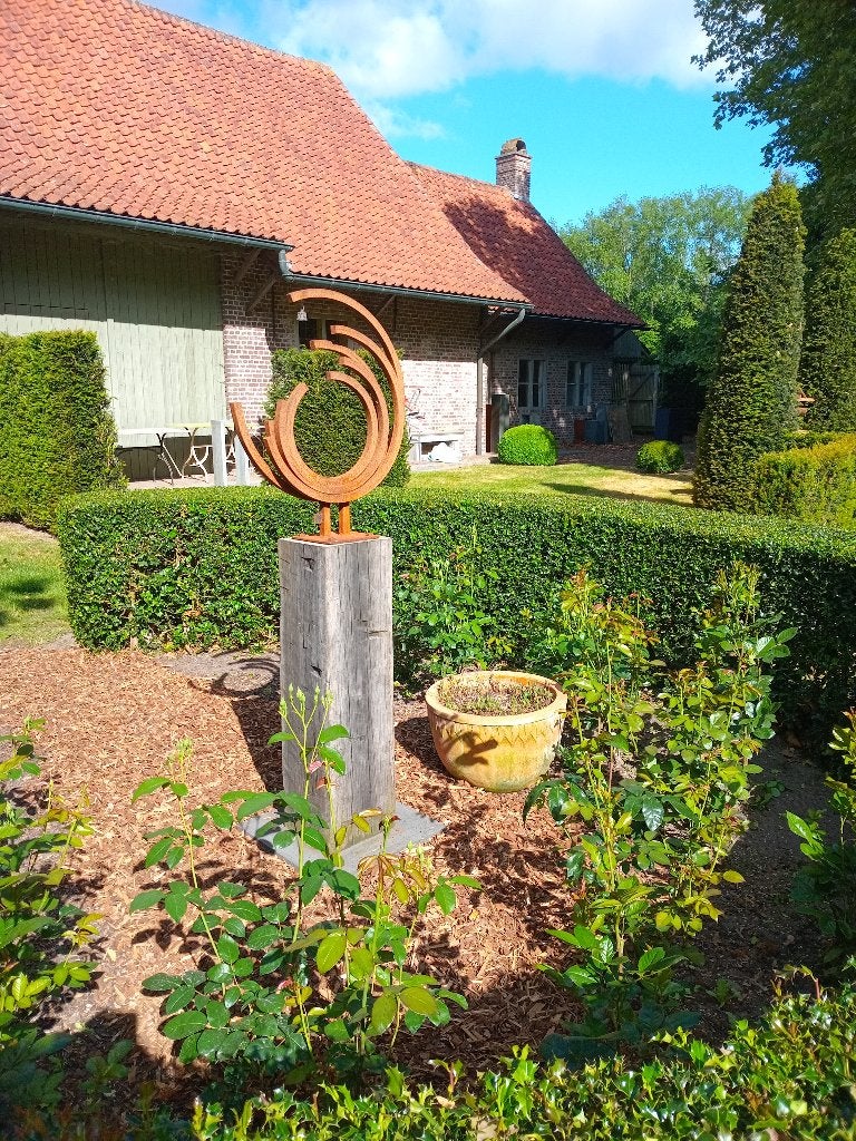 stalen kunstwerk op hardhouten sokkel, Tuin en Terras, Tuinbeelden, Ophalen of Verzenden, Nieuw, Metaal, Abstract beeld