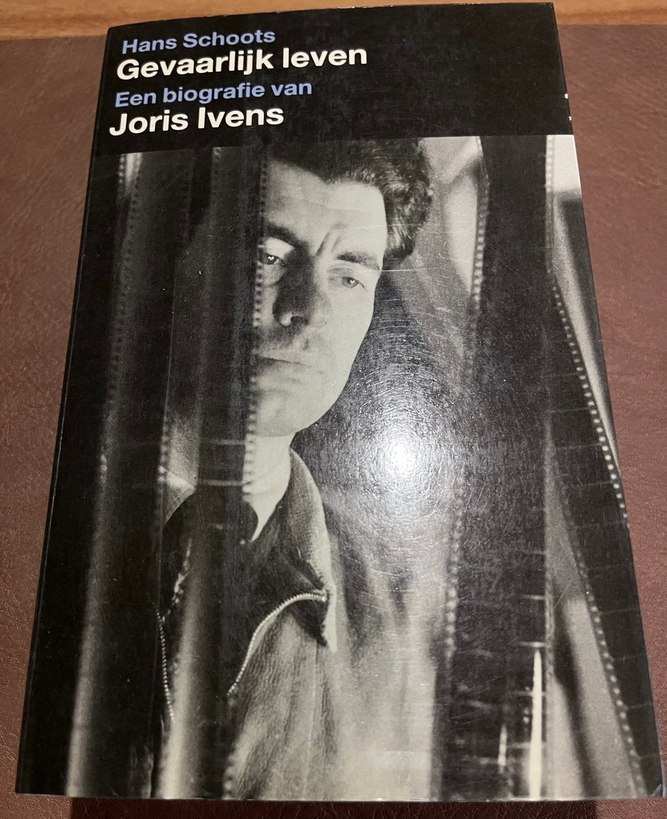 Boek - H. Schoots - Gevaarlijk leven - Biografie Joris Ivens, Ophalen of Verzenden, Gelezen, Film, Tv en Media