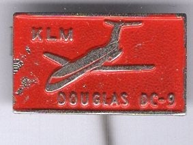 KLM Douglas DC-9 rood op zilverkleurig speldje ( J_187), Ophalen of Verzenden, Nieuw, Transport, Speldje of Pin
