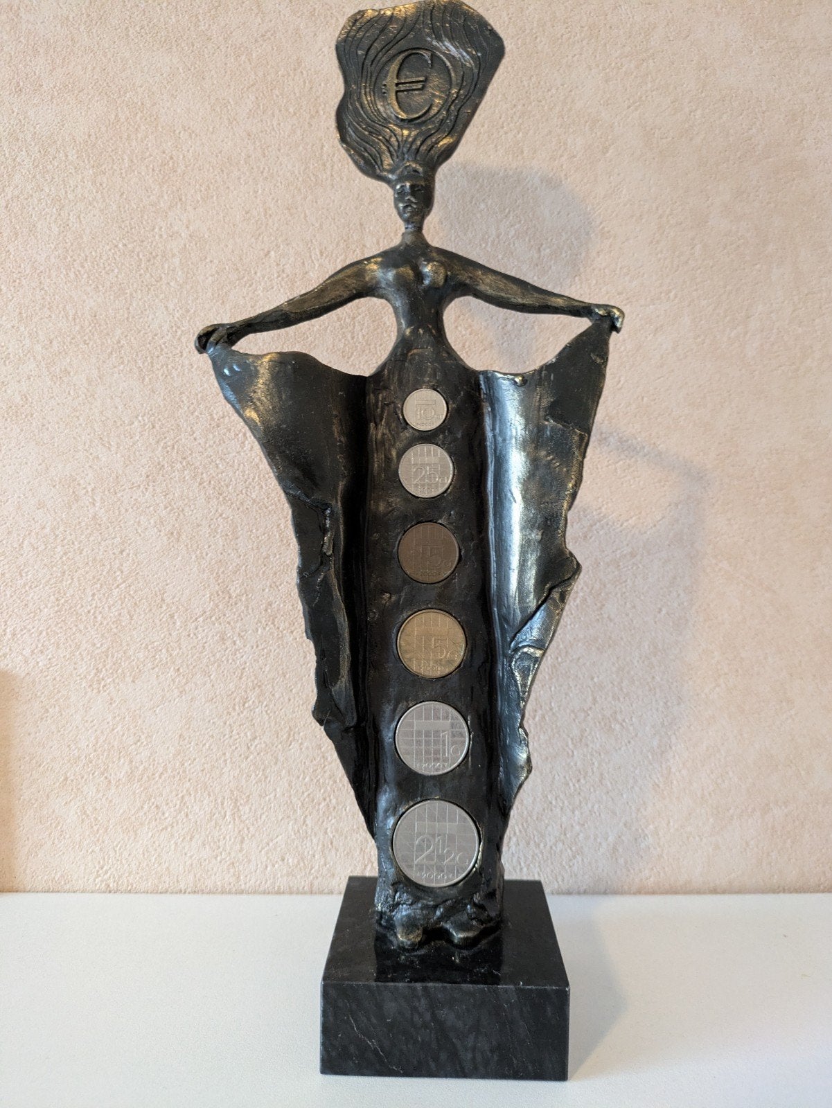 Bronzen beeld 'Vrouw met Euromunten' op marmeren sokkel, Ophalen of Verzenden, Brons, 20 - 50 cm, Op sokkel
