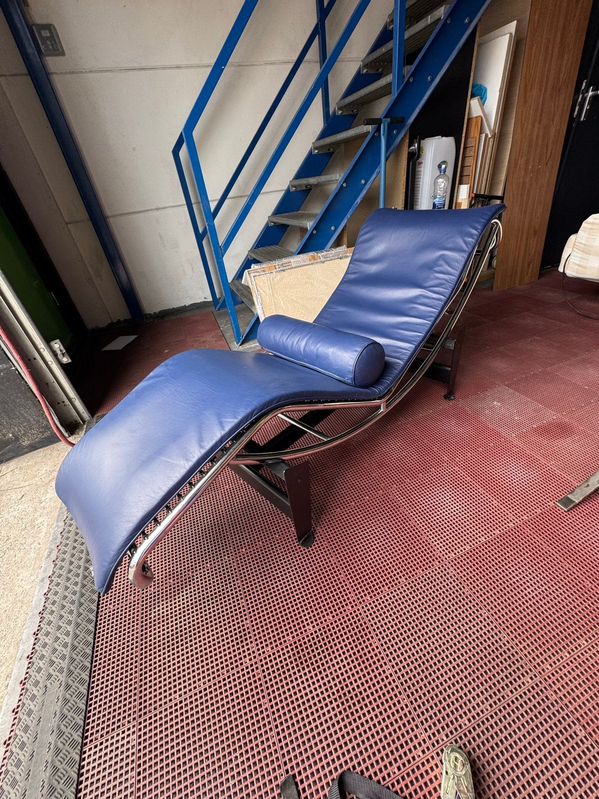 Le Corbusier LC4 Chaise Longue - Chroom & Blauw Leder, Gebruikt, Blauw, Leer, Ophalen of Verzenden