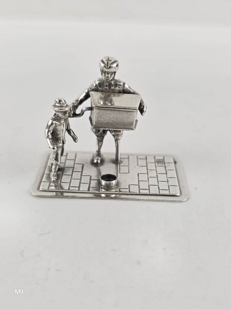 Zilveren miniatuur Straatmuzikant                       Z182
