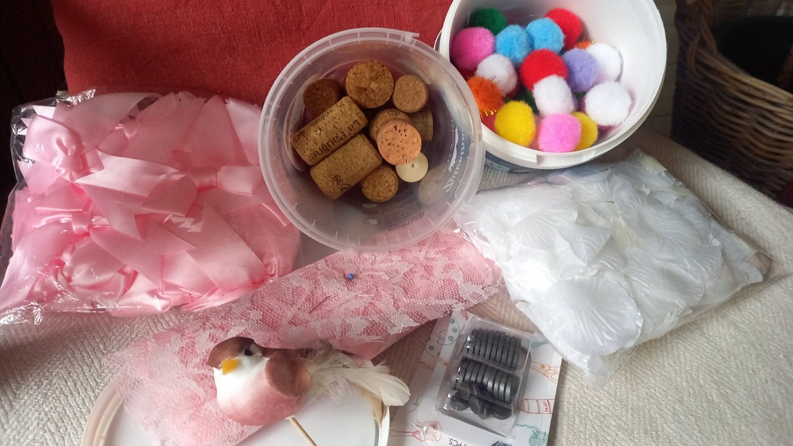 Knutselmateriaal: strikjes, bloemblaadjes, kurken, bolletjes, Ophalen