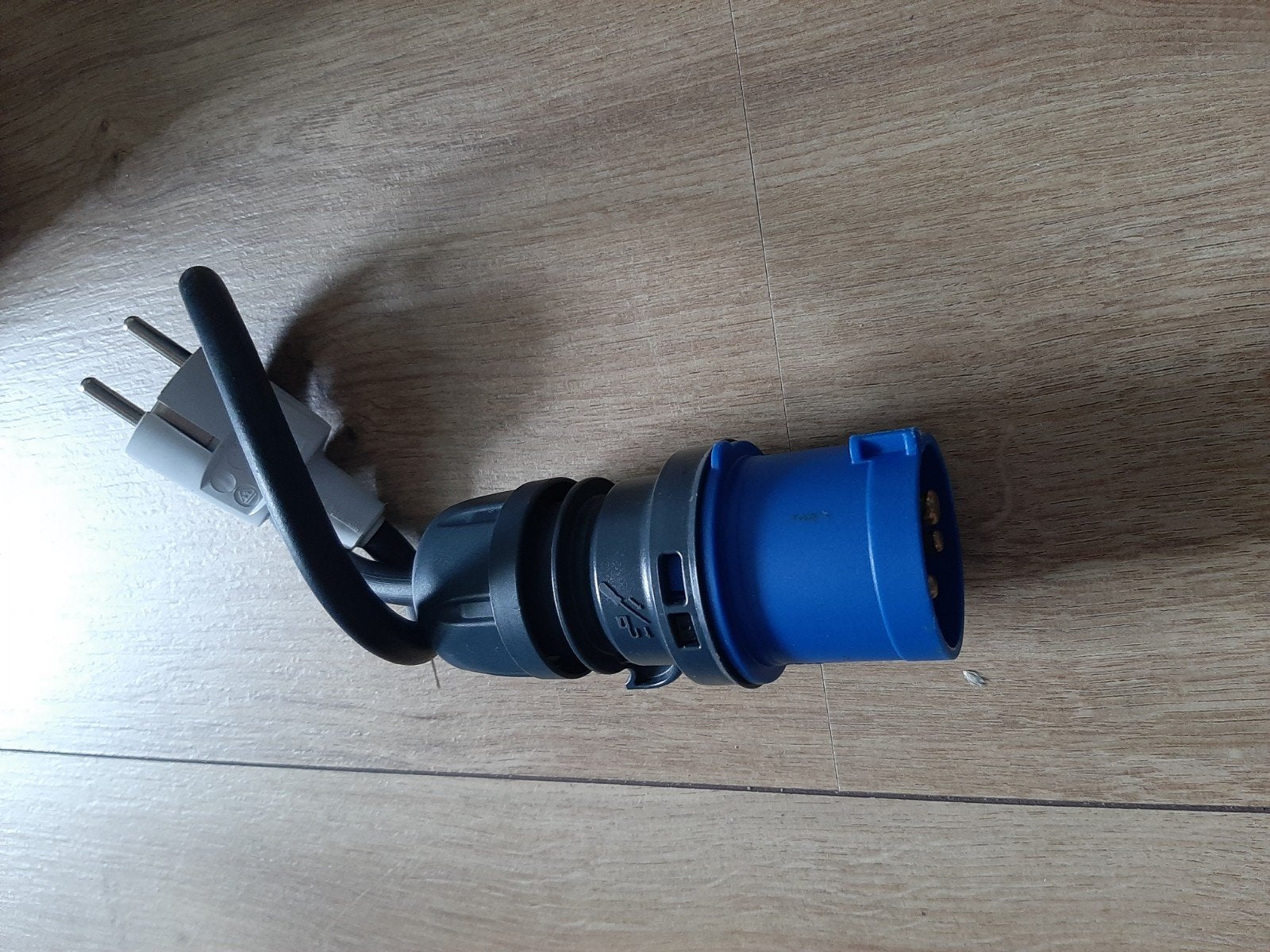 Verloopstekker CEE blauw naar Schuko, Caravans en Kamperen, Caravan accessoires, Ophalen of Verzenden, Gebruikt