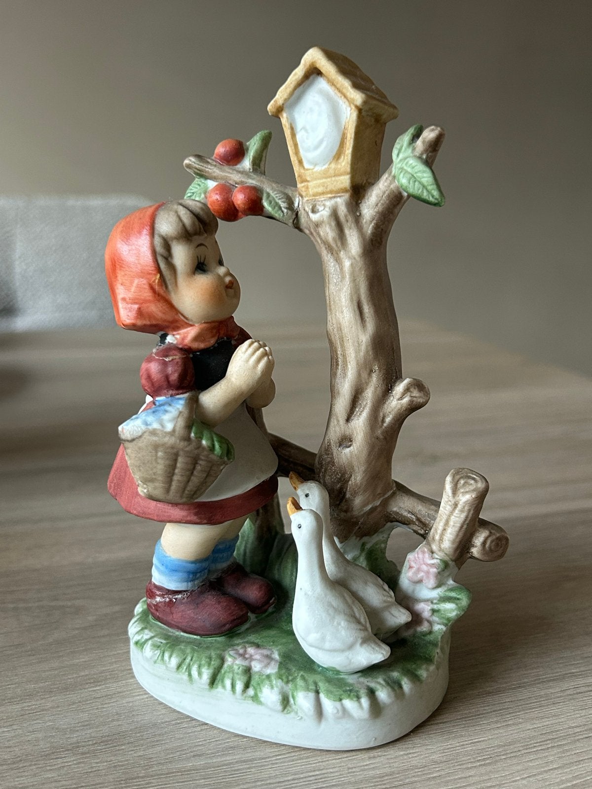 Vintage beeldje meisje met vogels en vogelhuisje, Verzamelen, Ophalen, Gebruikt, Mens