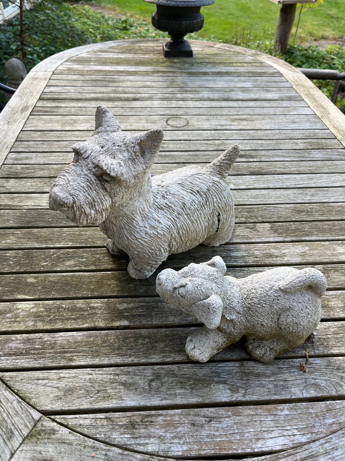 Twee schattige stenen hondenbeeldjes voor tuin of huis, Ophalen, Gebruikt, Landelijk, Grijs