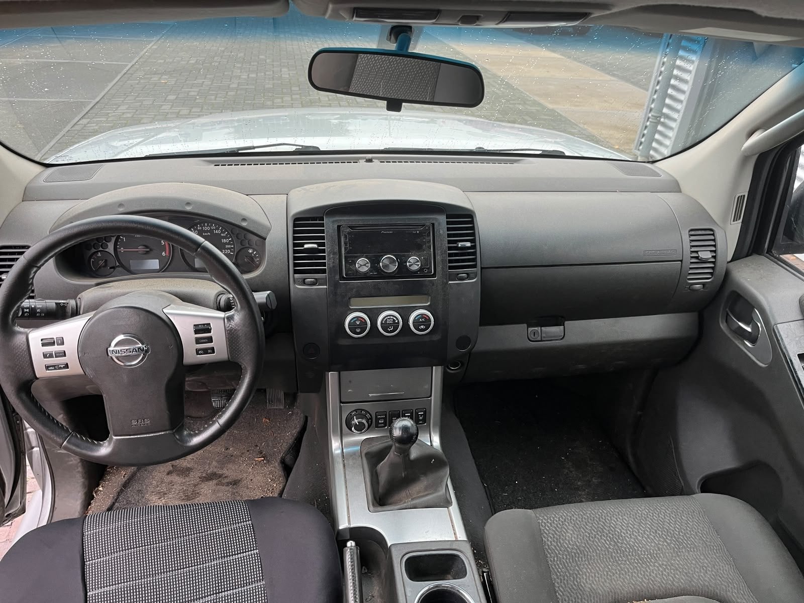 Nissan Navara 4x4 2.5 dCi LE King Cab motor schade, Auto's, Euro 5, Stof, Gebruikt, Bedrijf
