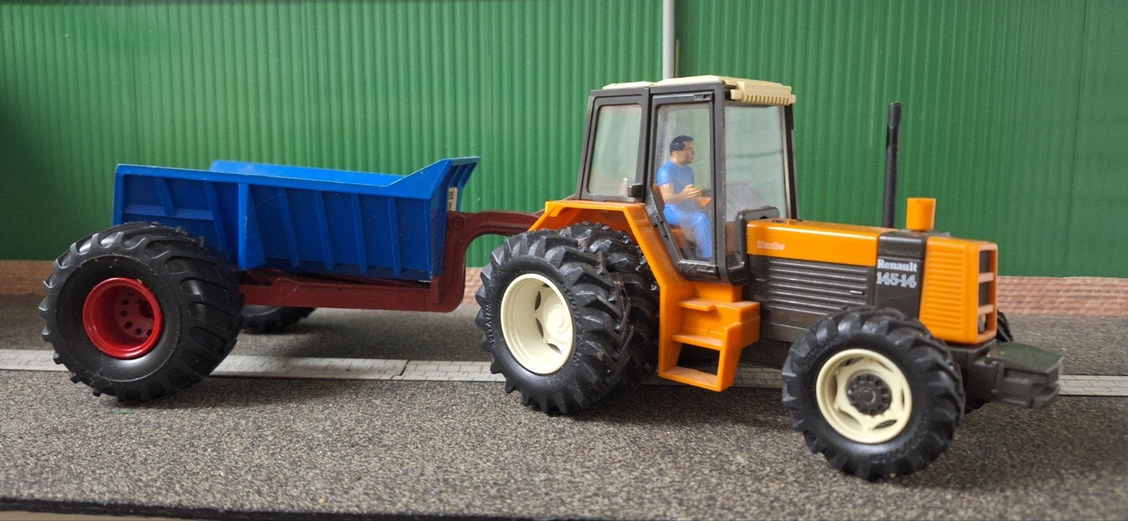 Renault 145 14 tx Britains, Ophalen of Verzenden, Tractor of Landbouw, Britains