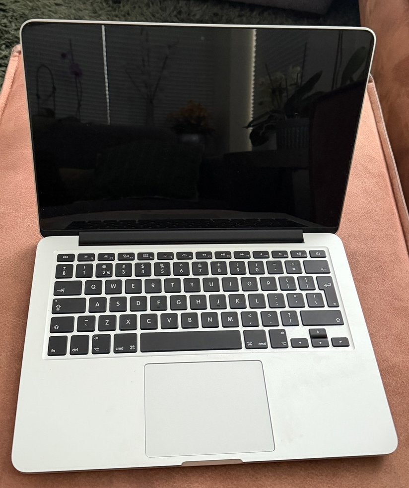 MacBook Pro A1502 (13‑inch) – lichte cosmetische schade, Gebruikt, 256 GB, 2 tot 3 Ghz, Qwerty