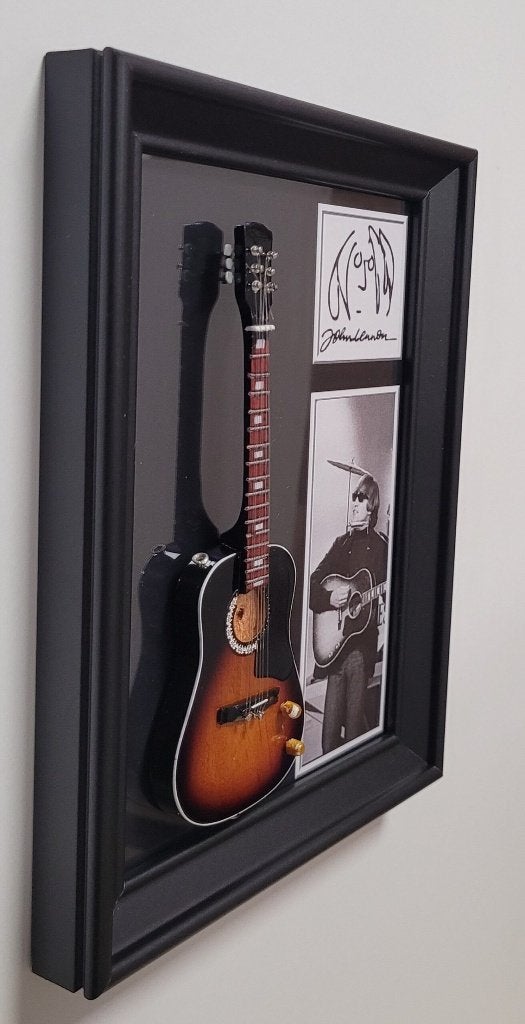 John Lennon The Beatles miniatuur gitaar op lijst decoratie, Info@deconoord.nl, Deco Noord, Nieuw, Ophalen of Verzenden