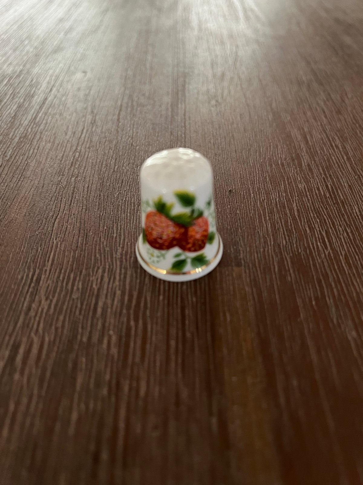 Antieke vingerhoed met aardbeienmotief - Fine Bone China, Verzamelen, Ophalen, Zo goed als nieuw, Porselein, Nederland