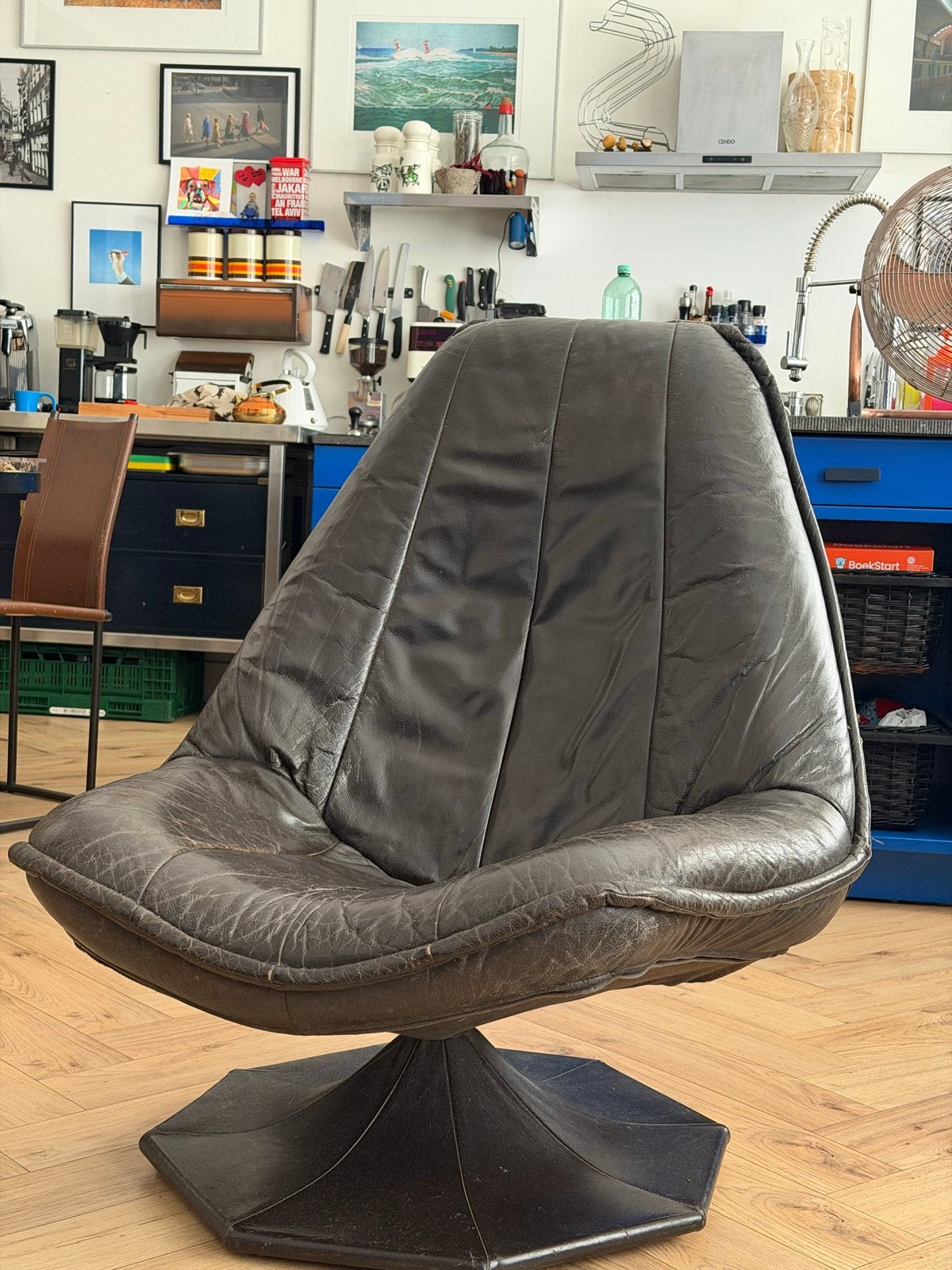 Donkerbruine fauteuil, geïnspireerd op Artifort F58F, Huis en Inrichting, Stoelen, Gebruikt, Bruin, MCM, Leer