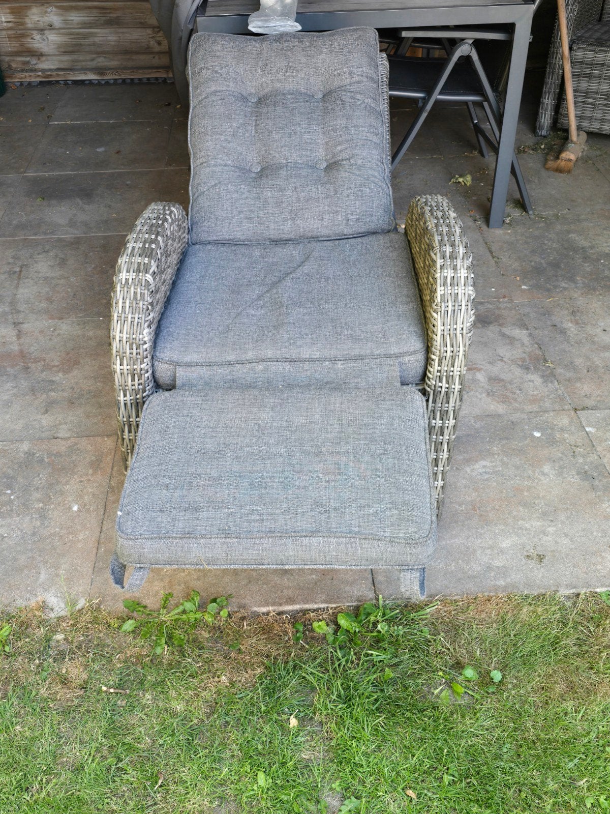 Comfortabele rieten relaxstoel met voetensteun, Ophalen, Gebruikt, Rotan, Verstelbaar