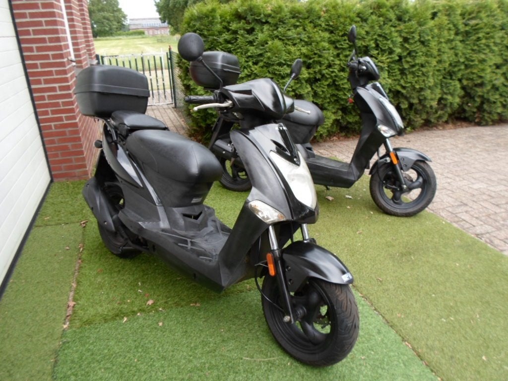 KYMCO SCOOTERS 2 STUKS MOET WEG BEL = 0630188794 =, Fietsen en Brommers, Snorfietsen en Snorscooters, Zo goed als nieuw, Overige merken