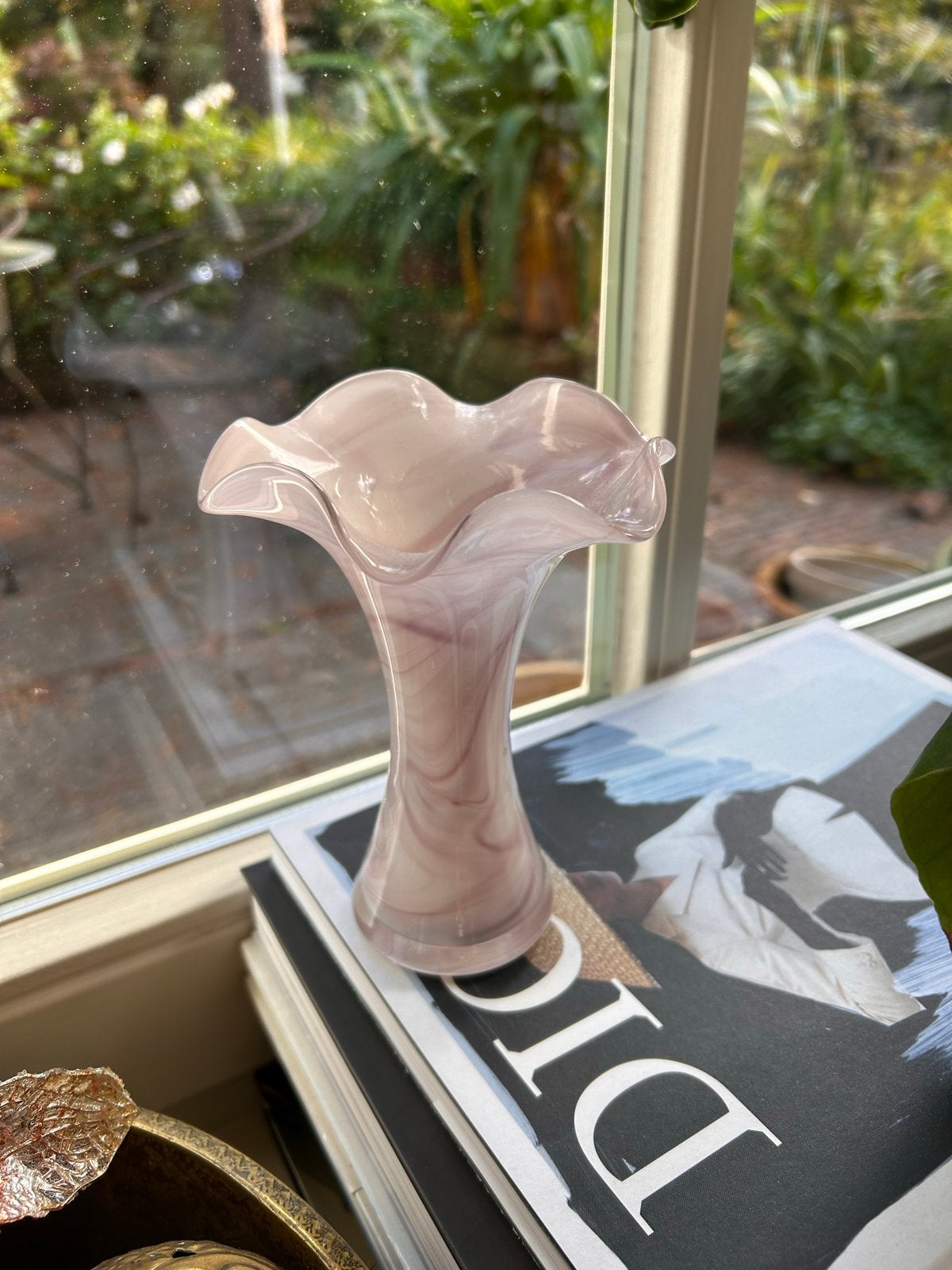Elegante Roze Glazen Vaas met Golvende Rand, Ophalen of Verzenden
