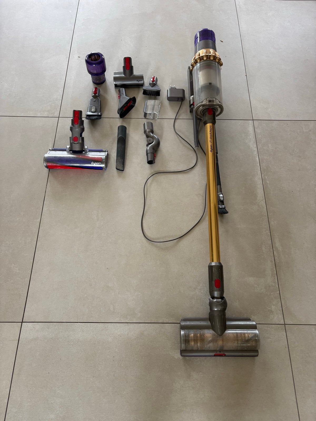 Dyson V11 Absolute Pro (goud) compleet met opzetstukken, Gebruikt, Ophalen of Verzenden, Dyson, Geschikt voor tapijt