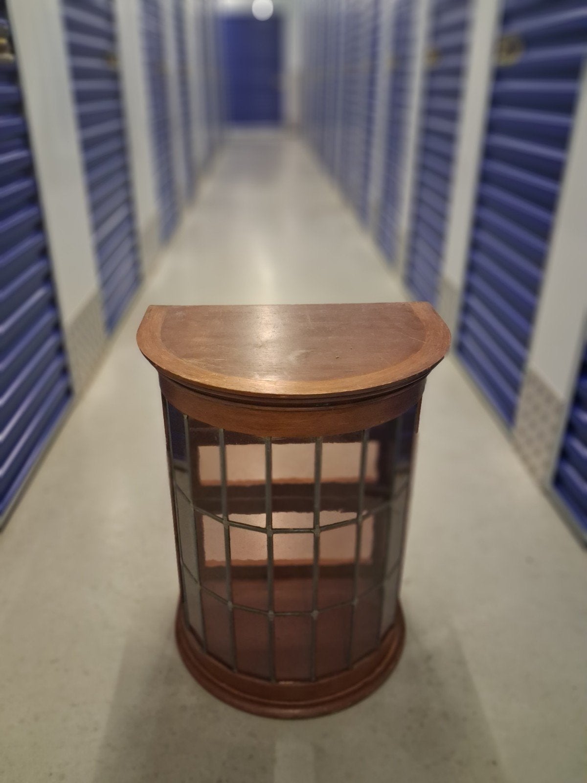 Antieke halfronde vitrinekast met glas-in-lood, Ophalen